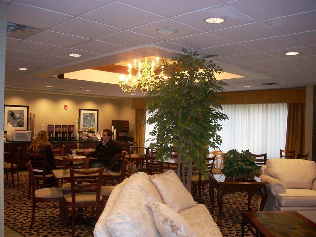 Wingate By Wyndham Buckhannon Restaurant photo